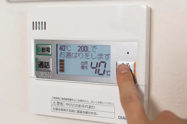 給湯器の台所リモコン。「40℃ 200Lでお湯はりをします」と表示され、ふろのボタンを押している